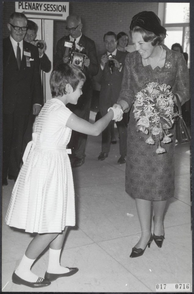 Koninklijk huis, prinsessen, conferenties, bloemen, Beatrix, prinses, Kamp Mw , Bestanddeelnr 017-0716