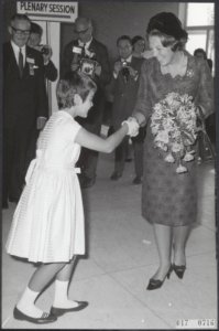 Koninklijk huis, prinsessen, conferenties, bloemen, Beatrix, prinses, Kamp Mw , Bestanddeelnr 017-0716
