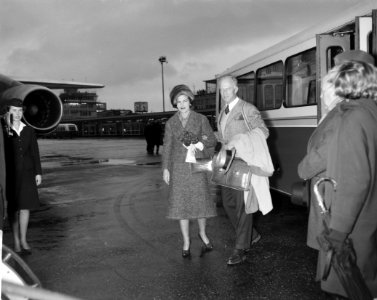 Koninig Leopold en prinses de Rethy op Schiphol Op het platform, Bestanddeelnr 913-4041