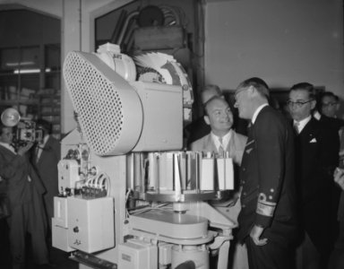 Koninklijk bezoek aan Amsterdam, Prins Bernhard bezoek lettergieterij Amsterdam, Bestanddeelnr 909-8754