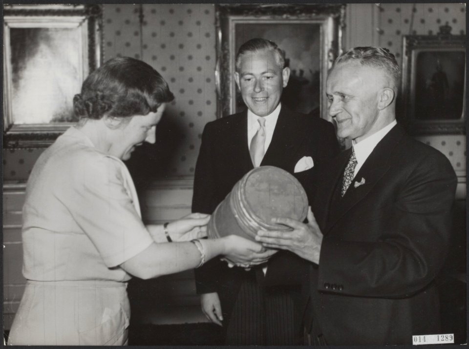 Koninklijk huis, koninginnen, geschenken, vis, burgemeesters, Heusdens J, Julia, Bestanddeelnr 014-1289