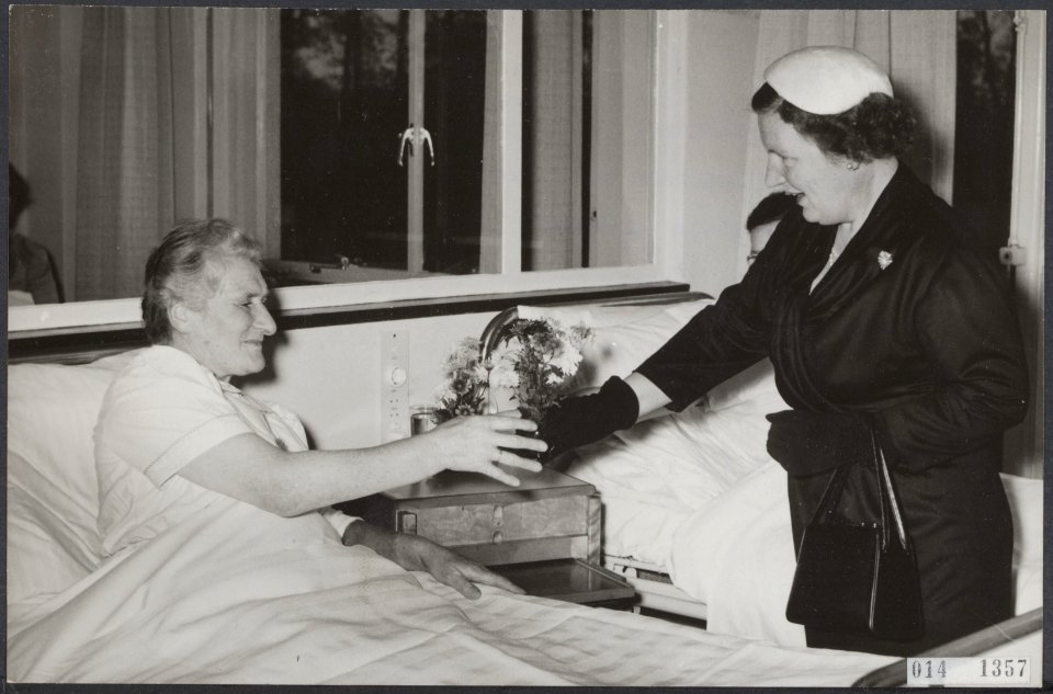 Koninklijk huis, koninginnen, bezoeken, ziekenhuizen, patienten, Juliana, koning, Bestanddeelnr 014-1357