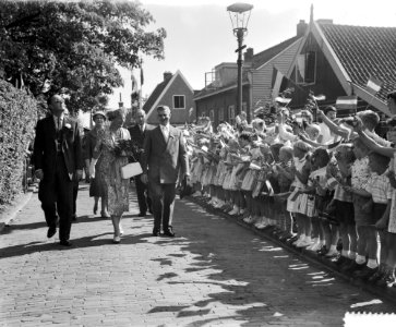 Koninklijk bezoek aan Amsterdam, derde dag, Koninklijk paar loopt langs een haag, Bestanddeelnr 910-6606