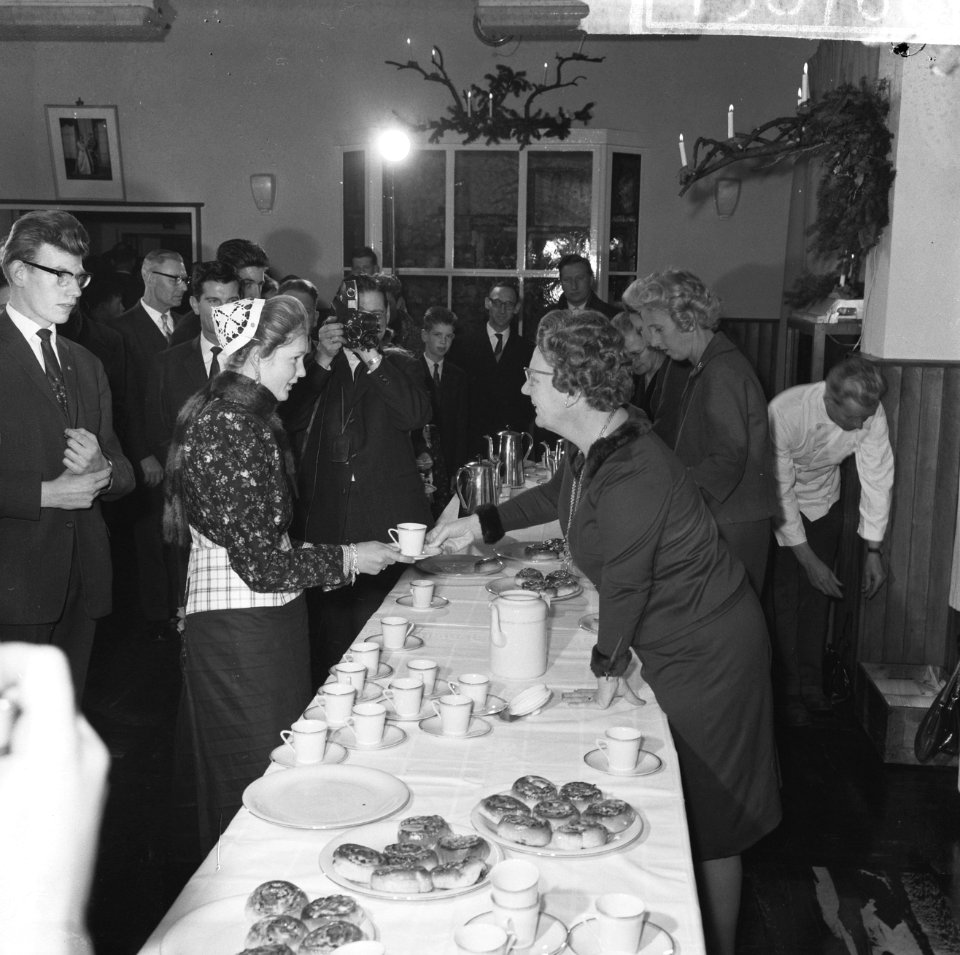 Koningin Juliana schenkt een Staphorster meisje een kopje chocolade in, Bestanddeelnr 915-8768