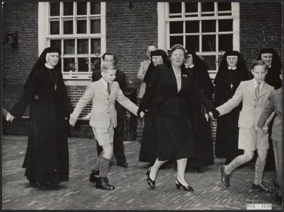 Koninklijk huis, koninginnen, bezoeken, wezen, jongens, nonnen, Jordaan, Juliana, Bestanddeelnr 014-1330