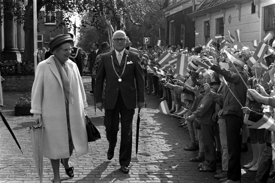 Koningin Juliana tijdens de rondleiding, in gezelschap van burgemeester van Koog, Bestanddeelnr 925-6557