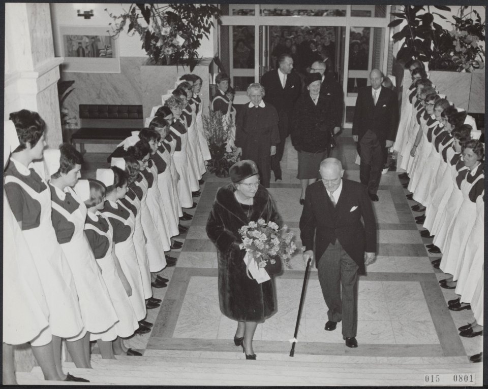 Koninklijk huis, koninginnen, bezoeken, ziekenhuizen, Bronovo, Juliana, koningin, Bestanddeelnr 015-0801