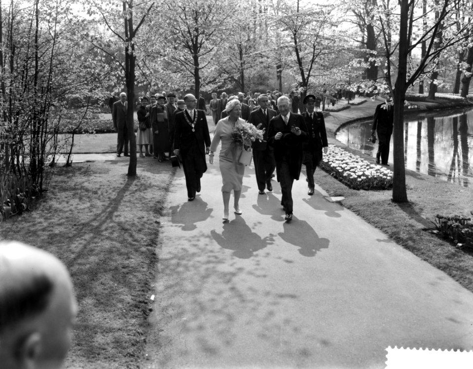 Koningin Juliana tijdens de rondgang over de Keukenhof, Bestanddeelnr 910-3187