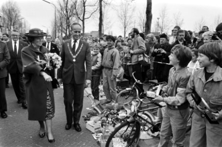 Koninklijk bezoek in Callantsoog Hare Majesteit wandelt over de vrijmarkt, Bestanddeelnr 933-3110