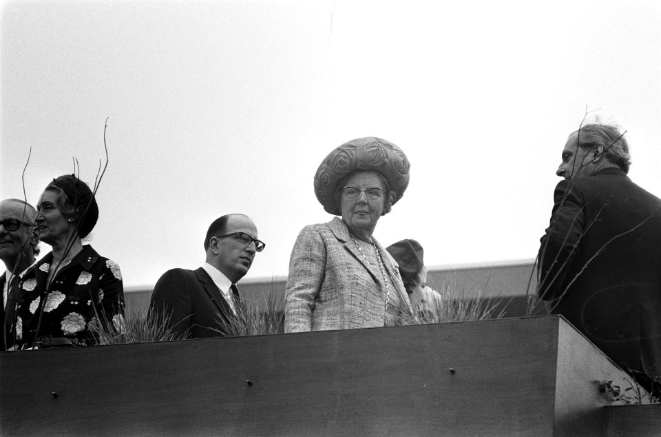 Koningin Juliana tijdens de rondleiding, Bestanddeelnr 926-3855