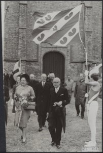 Koninklijk huis, koninginnen, onthullingen, standbeelden, vlaggen, Holkema A, J, Bestanddeelnr 015-0547