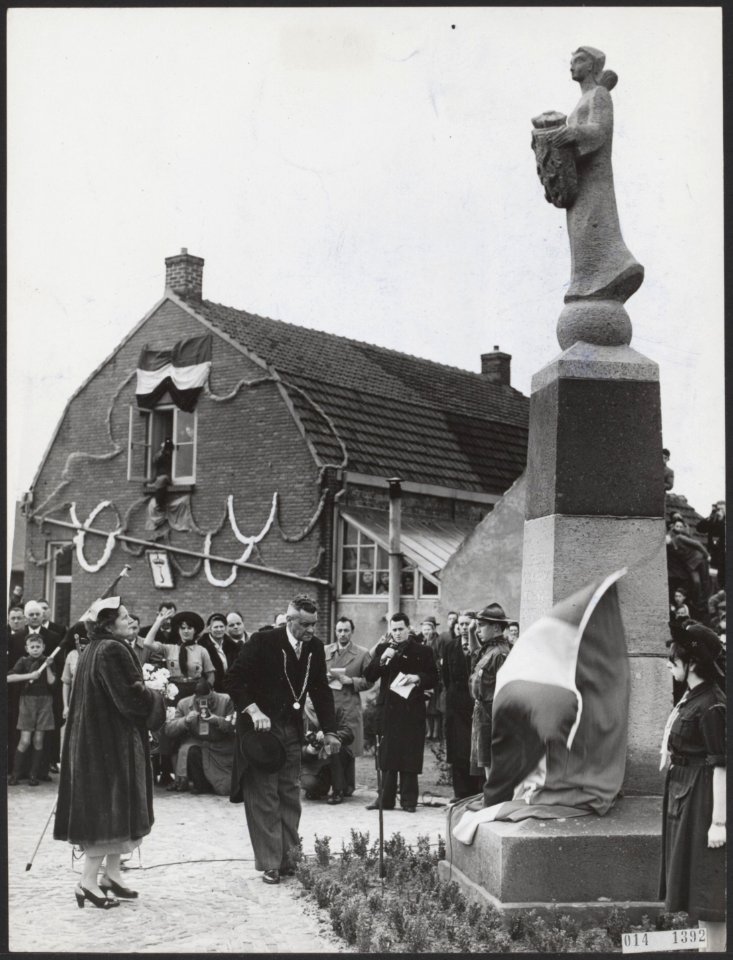 Koninklijk huis, koninginnen, onthullingen, standbeelden, burgemeesters, Dongen , Bestanddeelnr 014-1392