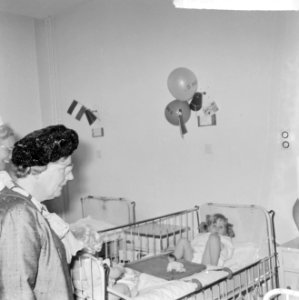 Koningin Juliana tijdens de rondgang door het ziekenhuis, Bestanddeelnr 917-7358