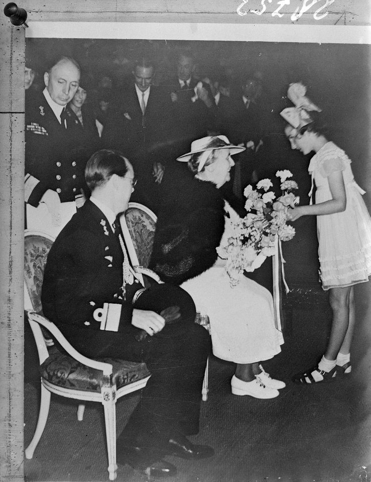 Konining Wilhelmina krijgt bloemen aangeboden. Naast haar prins Bernhard, Bestanddeelnr 902-8752