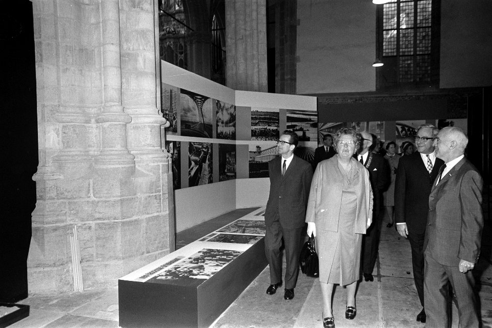 Koningin Juliana tijdens bezichtiging van de expositie, Bestanddeelnr 923-4644