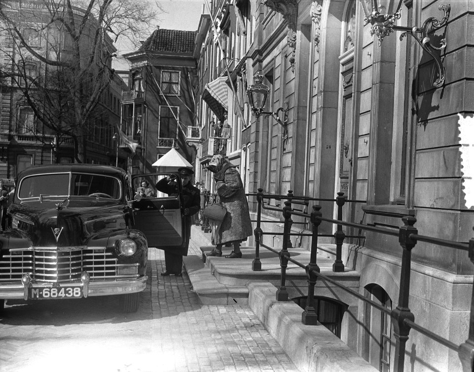 Koninklijk bezoek aan Den Haag . Prinses Marijke ontmoet Prinses Wilhelmina, Bestanddeelnr 905-6578