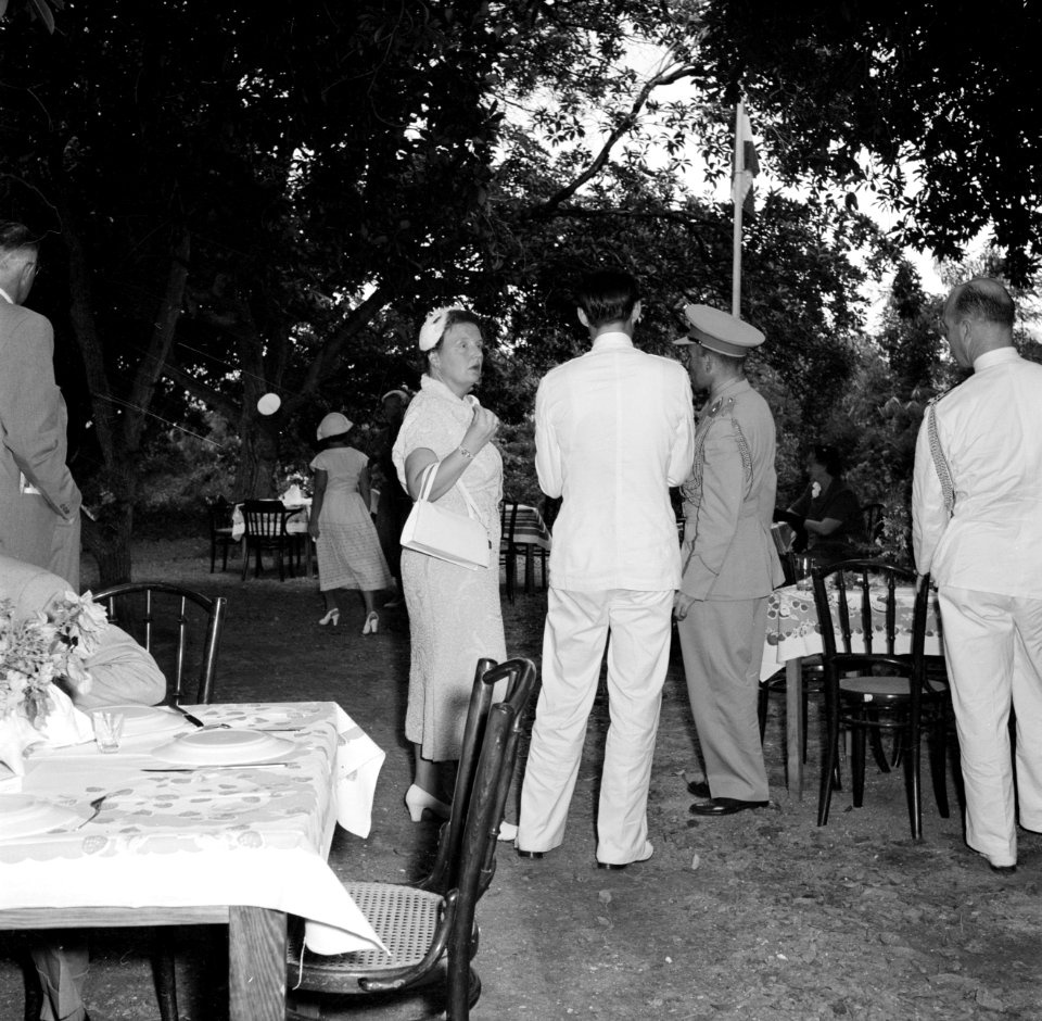 Koningin Juliana tijdens de barbecue op het landgoed Fontein op Bonaire, Bestanddeelnr 252-3855