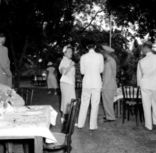 Koningin Juliana tijdens de barbecue op het landgoed Fontein op Bonaire, Bestanddeelnr 252-3855