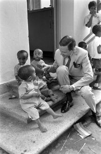 Koninklijk bezoek aan Ethiopie, bezoek aan stad Jimma Prins Claus met weeskinder, Bestanddeelnr 922-0521