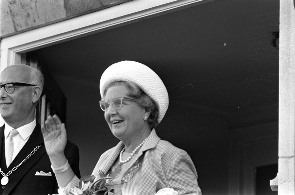 Koningin Juliana tijdens de rondgang, Bestanddeelnr 916-8301