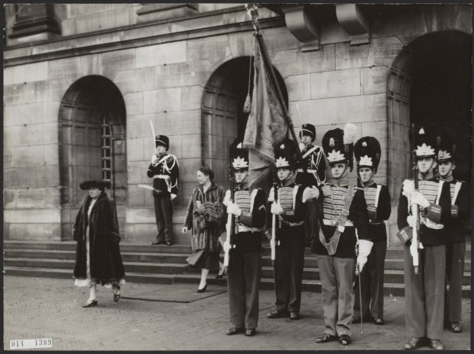 Koninklijk huis, koninginnen, corps diplomatique, recepties, erewachten, vaandel, Bestanddeelnr 014-1389