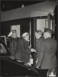 Koninklijk huis, koninginnen, treinen, bezoeken, Centraal Station, Hollander D,, Bestanddeelnr 014-1265