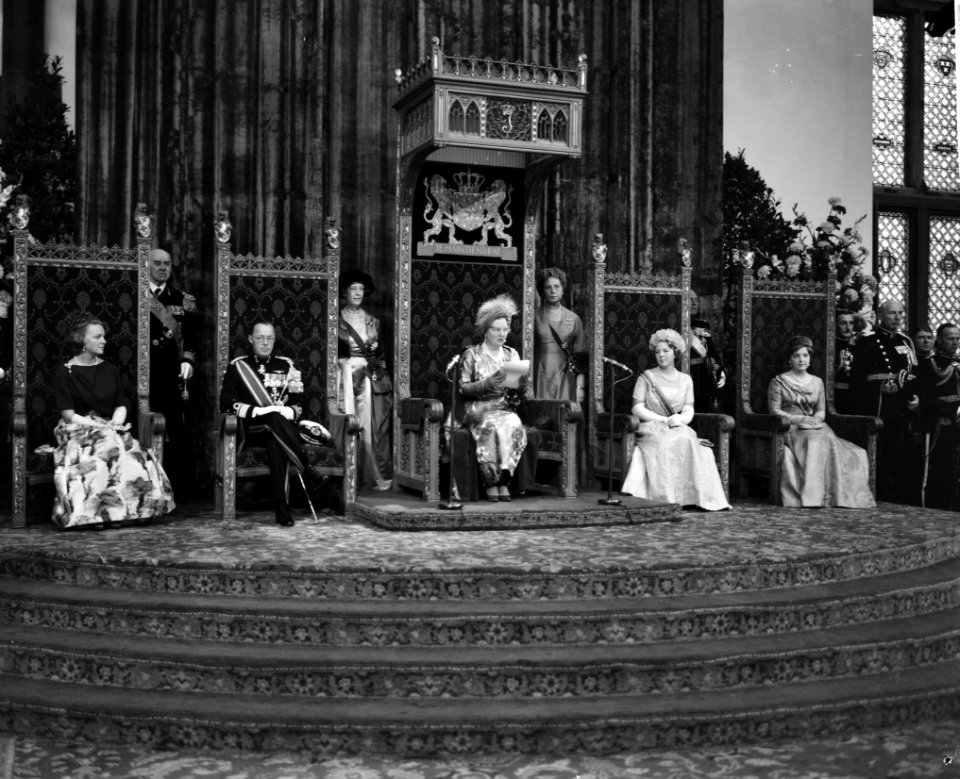 Koningin Juliana tijdens de troonrede, vlnr prinses Irene , prins Bernhard , , Bestanddeelnr 914-3221