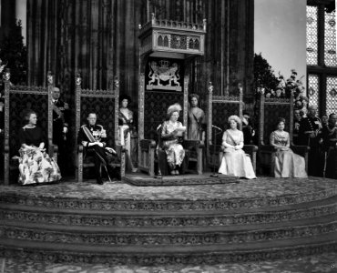Koningin Juliana tijdens de troonrede, vlnr prinses Irene , prins Bernhard , , Bestanddeelnr 914-3221