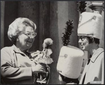 Koninklijk huis, koninginnen, defiles, koninginnedag, geschenken, poppen, Julian, Bestanddeelnr 015-0555
