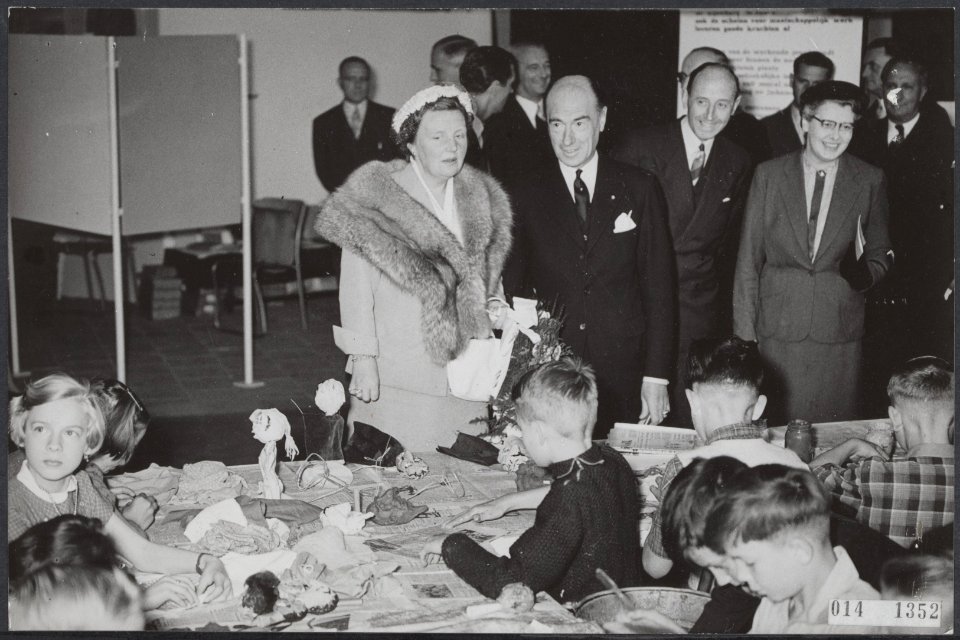 Koninklijk huis, koninginnen, tentoonstellingen, kinderen, schilderkunst, Gouden, Bestanddeelnr 014-1352