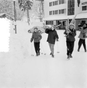 Koninklijk bezoek aan Grindelwald, oudste Prinsessen gaan skien, Bestanddeelnr 906-2223