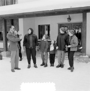 Koninklijk bezoek aan Grindelwald, Koninklijke familie poseert, Bestanddeelnr 906-2219