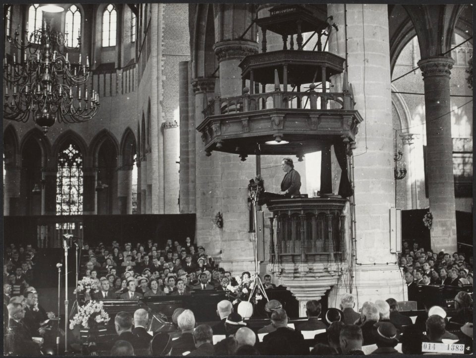 Koninklijk huis, koninginnen, redevoeringen, kerken, interieurs, publiek, Julian, Bestanddeelnr 014-1383