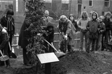 Koningin Juliana plant een herdenkingsboom in Baarn, Bestanddeelnr 930-1797