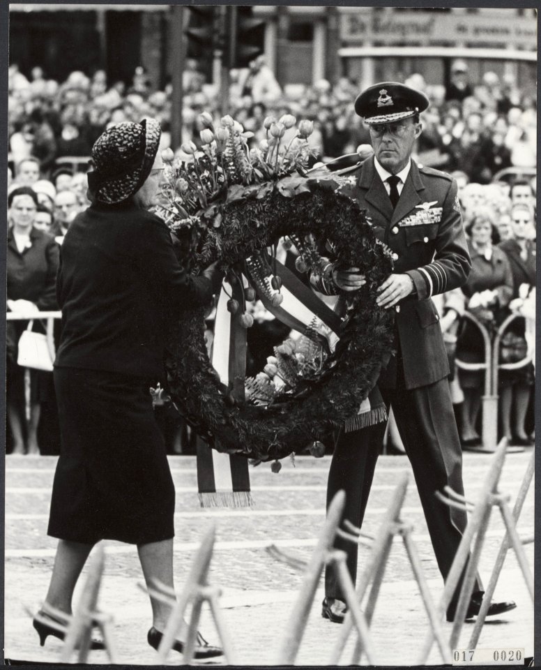 Koninklijk huis, koninginnen, prinsen, dodenherdenkingen, kransleggingen, Bernha, Bestanddeelnr 017-0020