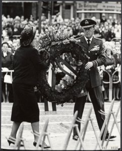 Koninklijk huis, koninginnen, prinsen, dodenherdenkingen, kransleggingen, Bernha, Bestanddeelnr 017-0020