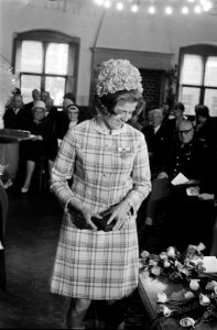 Koningin Juliana reikt de Florence Nightingalemedaille uit aan verpleegster mej, Bestanddeelnr 922-8251