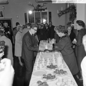 Koningin Juliana schenkt chocolade in, Bestanddeelnr 915-8773