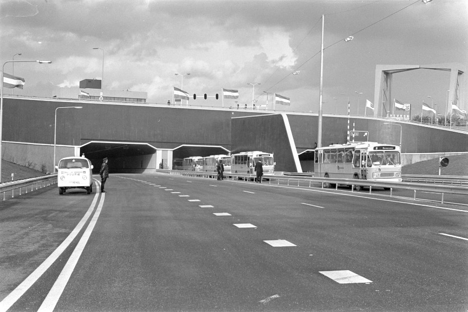 Koningin Juliana opent de Drechttunnel zicht op de tunnelbuizen, Bestanddeelnr 929-4388