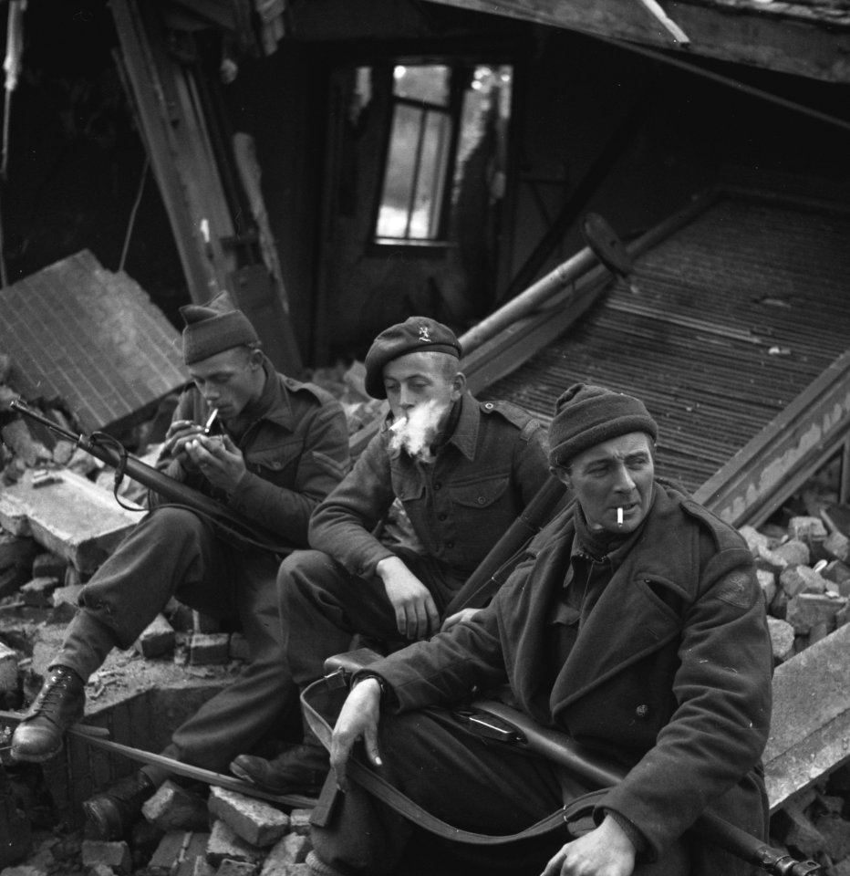 Koninkijke Nederlandse Prinses Irene Brigade in Nederland soldaten rusten uit t, Bestanddeelnr 934-9727