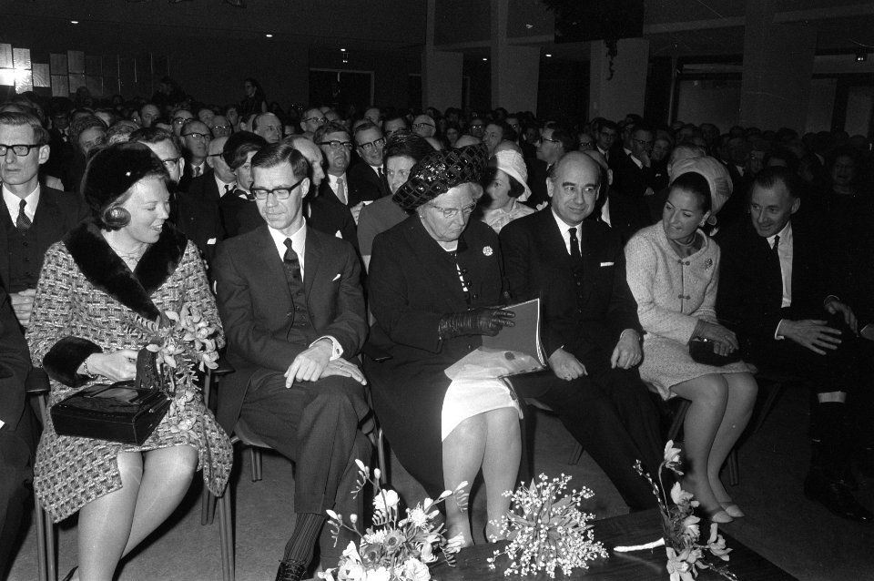 Koningin Juliana opent het nieuwe Baarns Lyceum te Baarn v.l.n.r. prinses Beatr…, Bestanddeelnr 922-2511