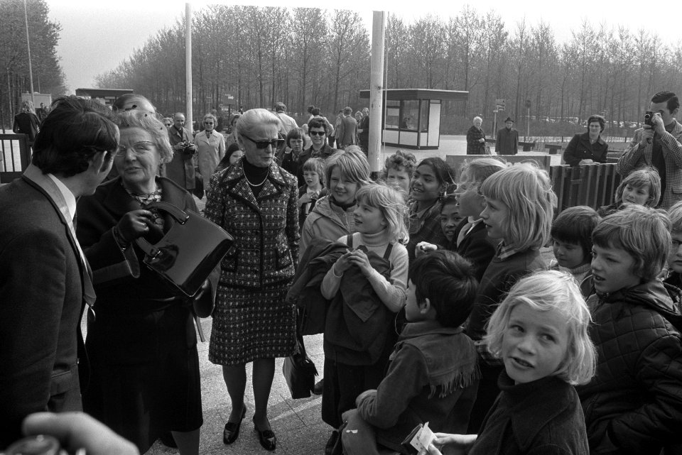 Koningin Juliana opent in Flevohof Welfau Idee 73 , koningin Juliana tijdens ron, Bestanddeelnr 926-3734