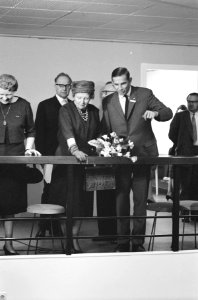 Koningin Juliana opent Instituut voor Landbouwhuishoudkunde Wageningen . Tijdens, Bestanddeelnr 913-2191