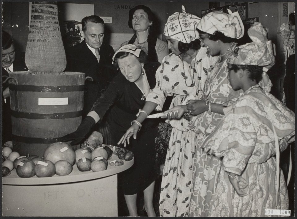 Koninklijk huis, koninginnen, tentoonstellingen, openingen, fruit, Juliana, koni, Bestanddeelnr 014-1309