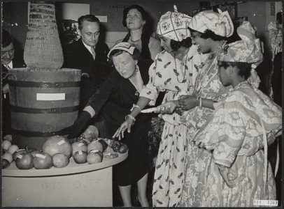 Koninklijk huis, koninginnen, tentoonstellingen, openingen, fruit, Juliana, koni, Bestanddeelnr 014-1309