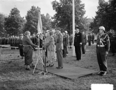 Koningin Juliana reikt vaandels uit aan de Infanterie Kazerne te Amersfoort, Bestanddeelnr 904-7971