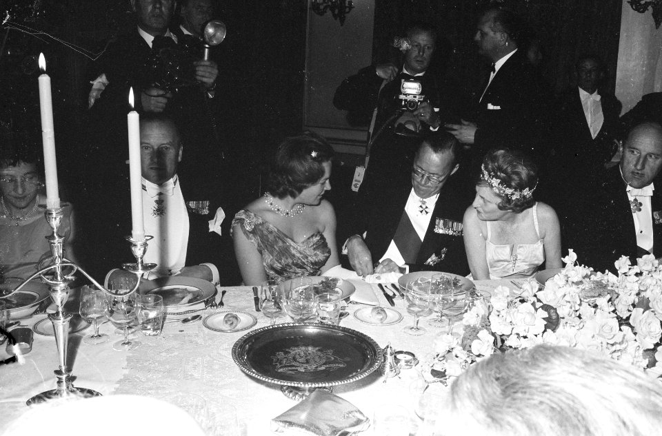 Koninklijk gezin aan diner van Engelse ambassadeur vlnr Prins Bernhard , Pri, Bestanddeelnr 914-0263
