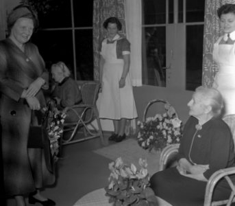 Koningin Juliana opent tehuis Huis en Haard voor ouden van dagen te Arnhem, Bestanddeelnr 905-5060