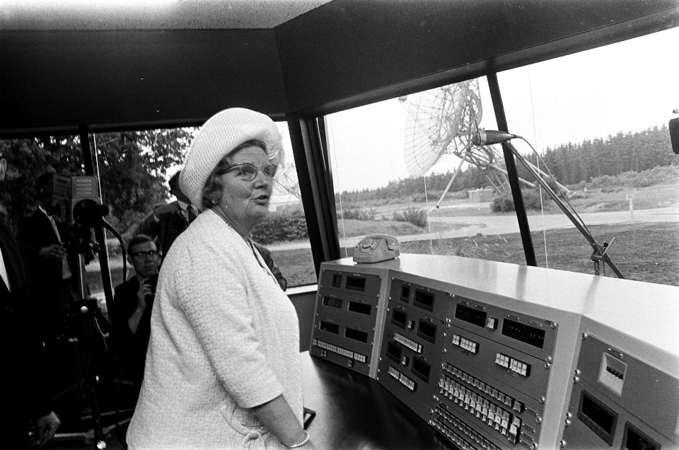 Koningin Juliana opent Synthese Radio Telescoop in Westerbork koningin Juliana , Bestanddeelnr 923-6174