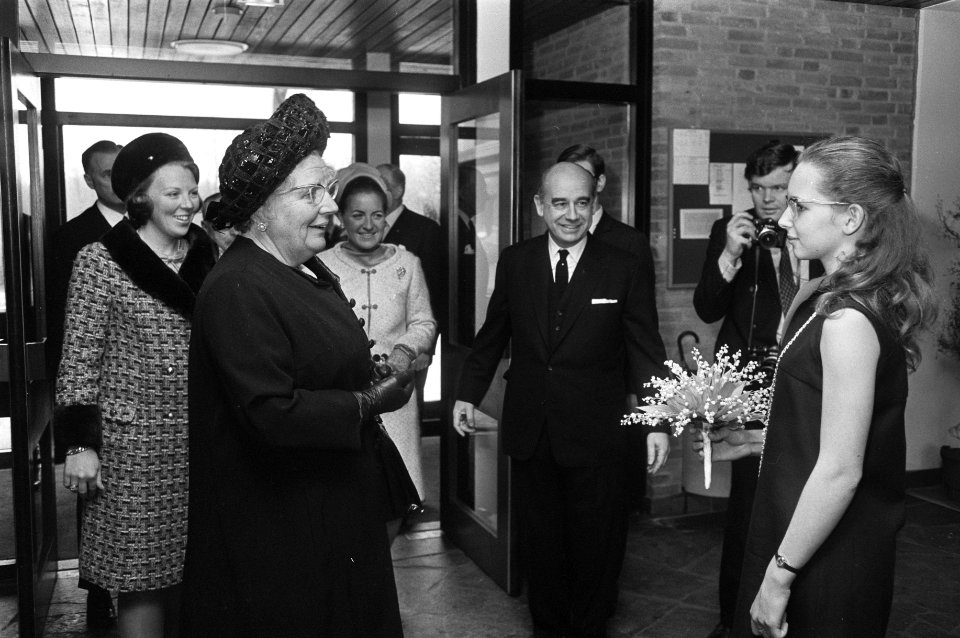Koningin Juliana opent het nieuwe Baarns Lyceum te Baarn, Bestanddeelnr 922-2512